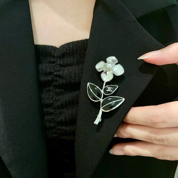 Chanel leaf brooch - Picture 8 of 9